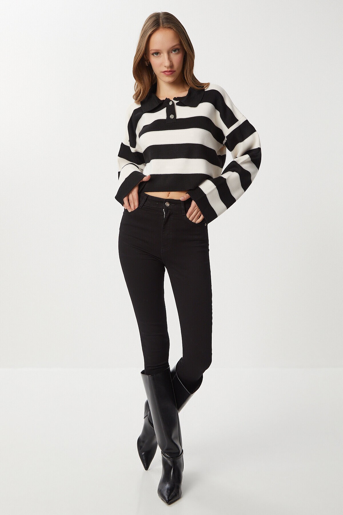 Şık Düğmeli Yaka Çizgili Crop Triko Kazak SİYAH KREM LBV0020