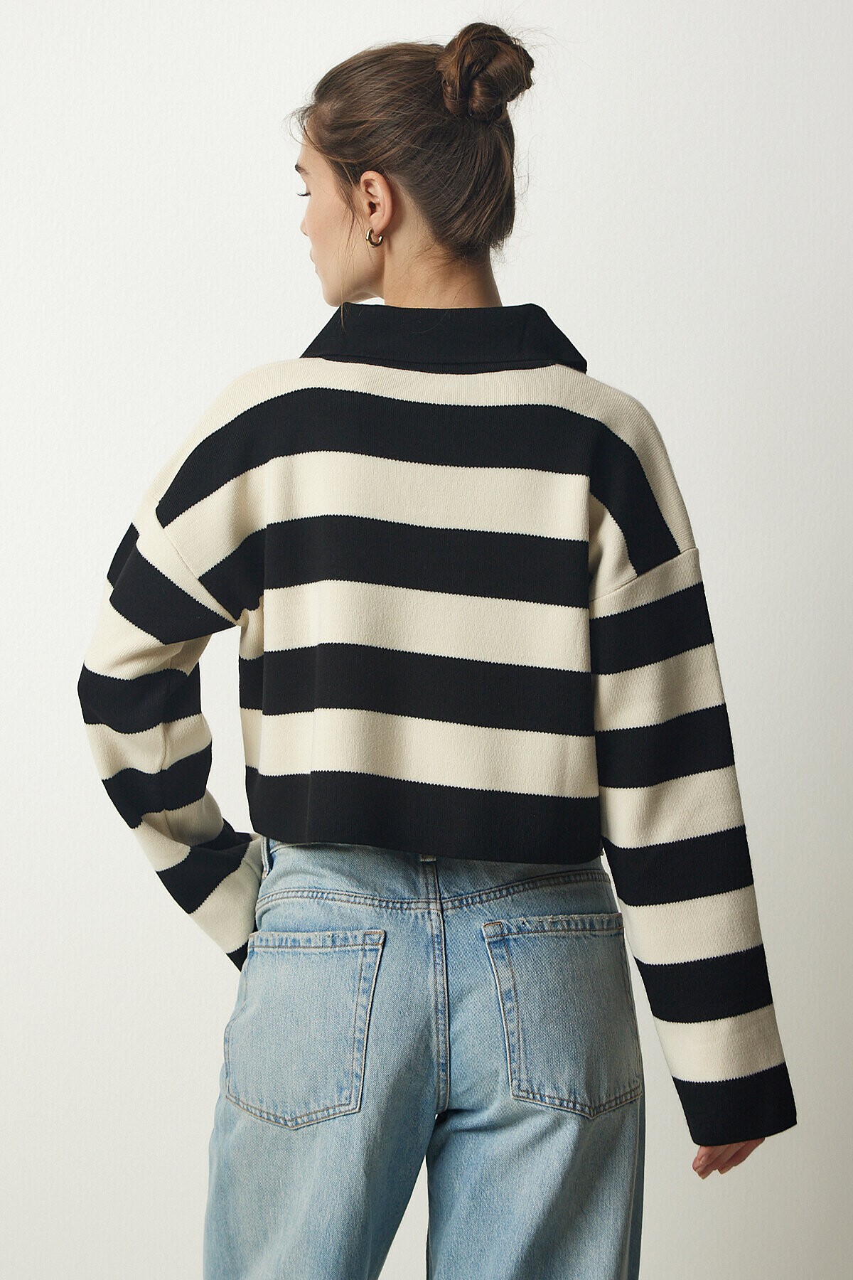 Şık Düğmeli Yaka Çizgili Crop Triko Kazak SİYAH KREM LBV0020