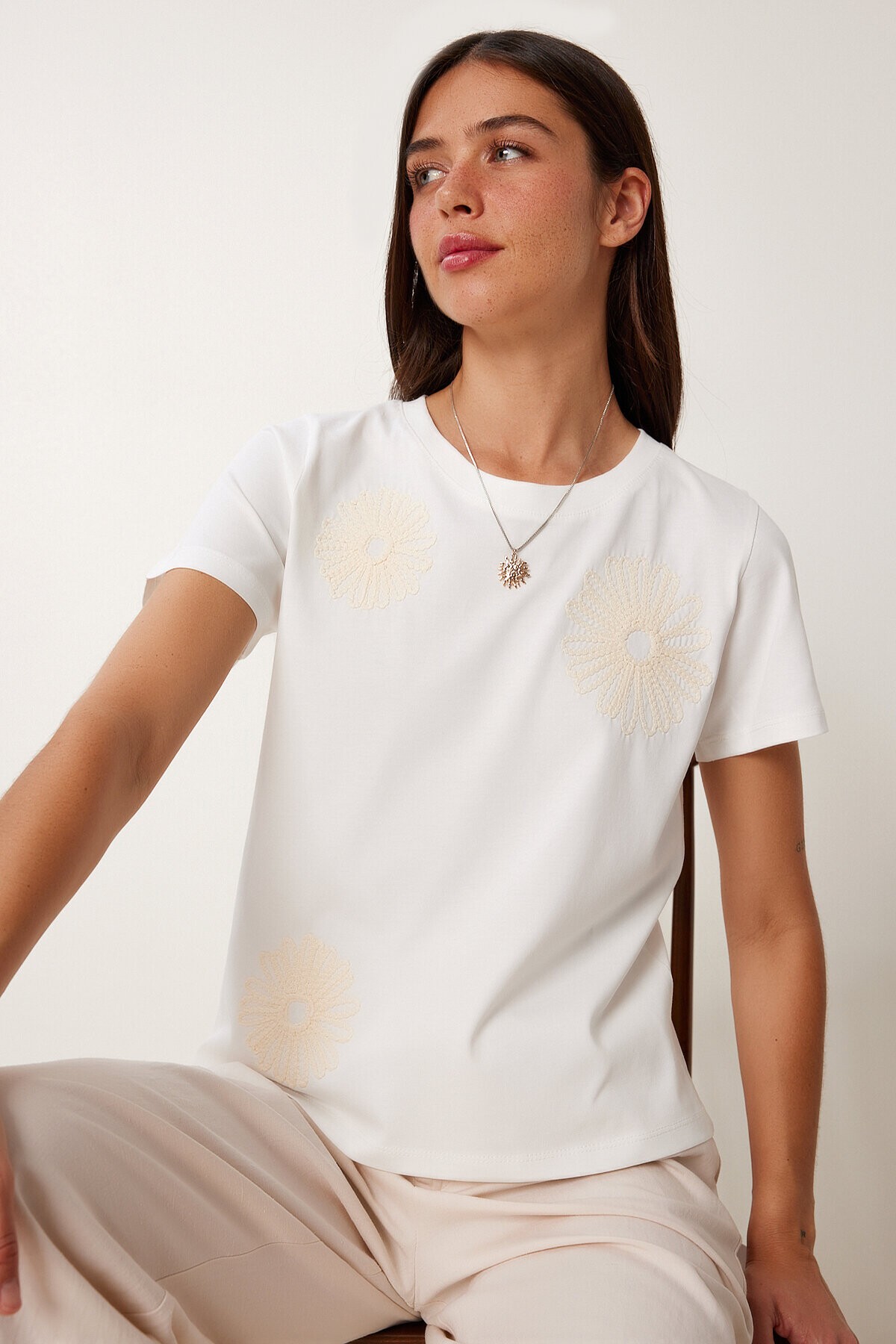 Çiçek Nakış İşlemeli Örme T-shirt EKRU LCR0070