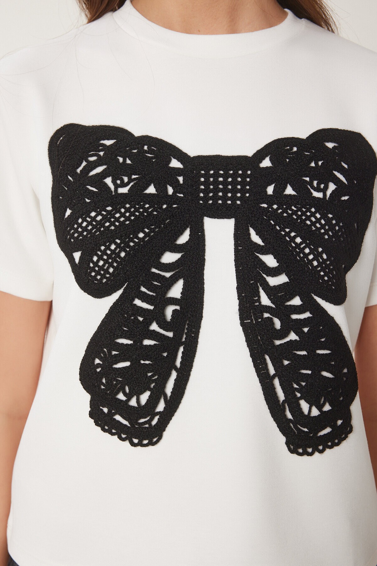 Güpür Fiyonk Nakışlı Örme T-shirt KEMİK LCR0065