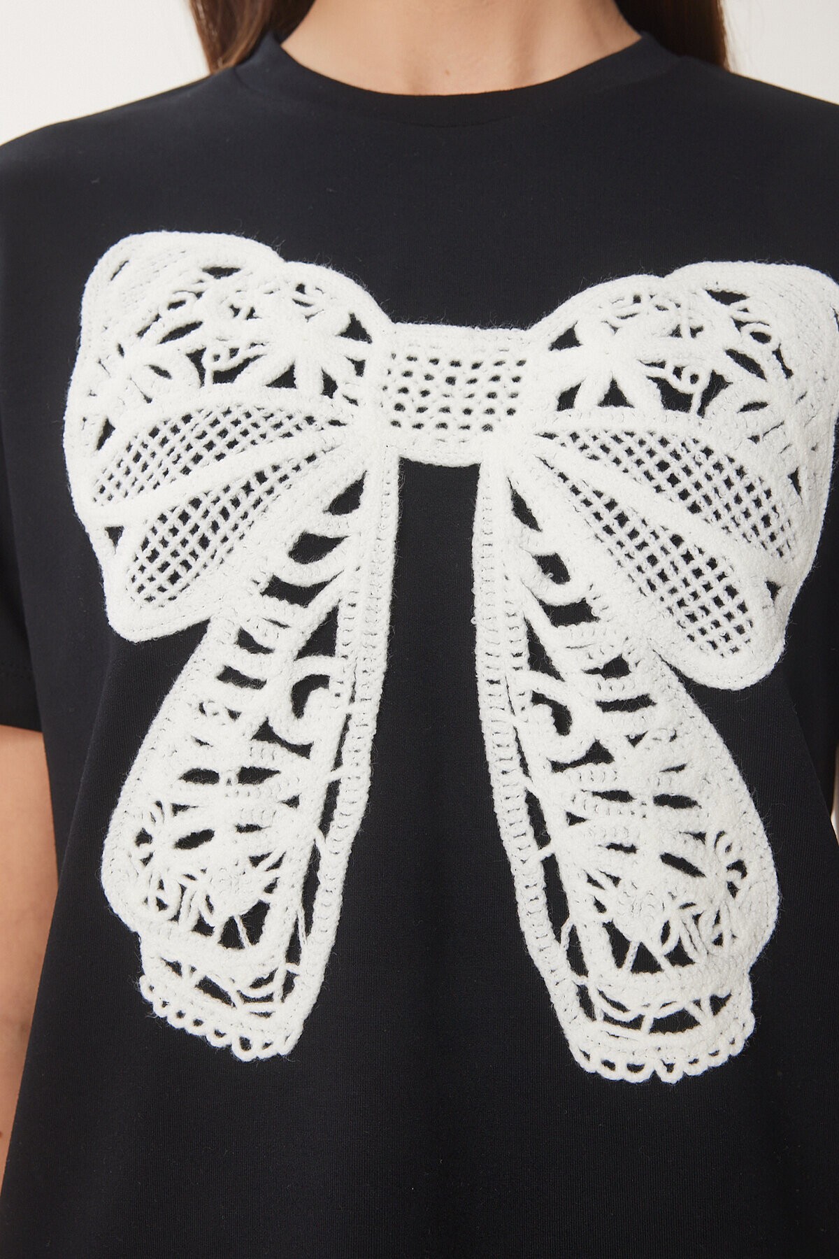 Güpür Fiyonk Nakışlı Örme T-shirt SİYAH LCR0065