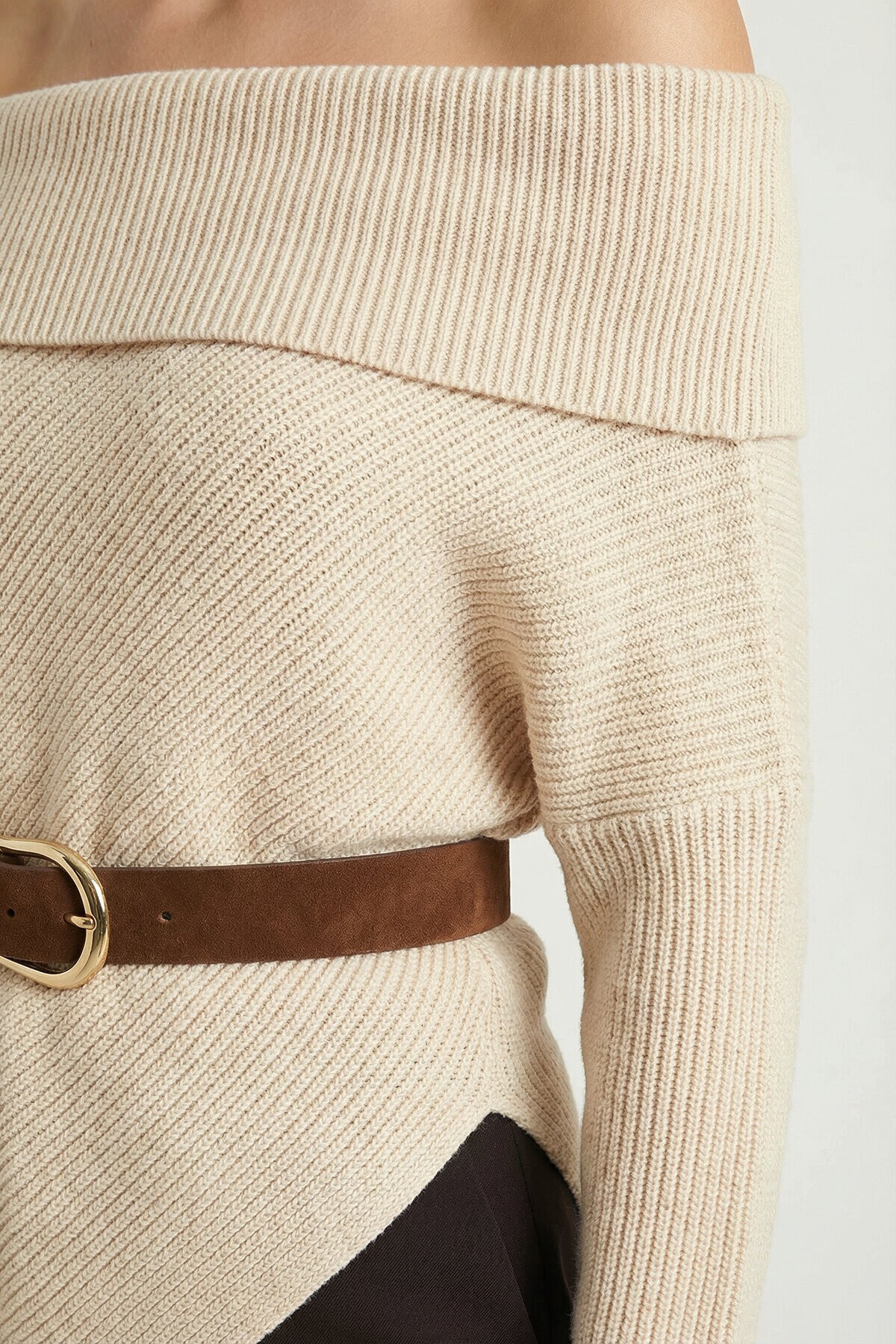 Açık Omuzlu Asimetrik Oversize Triko Kazak KREM LDP0090