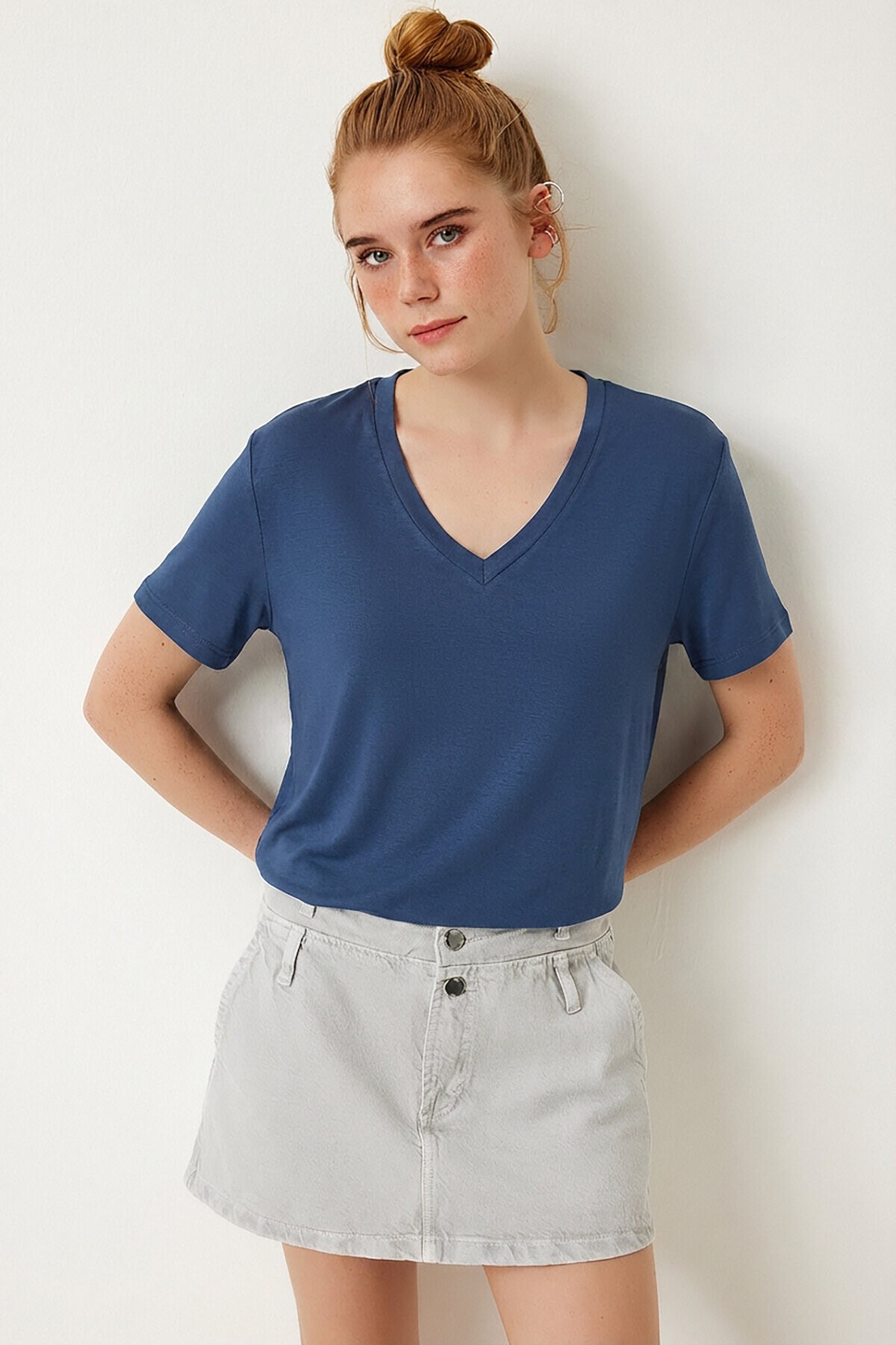 V Yaka Basic Viskon T-shirt KOBALT MAVİ LEN0001