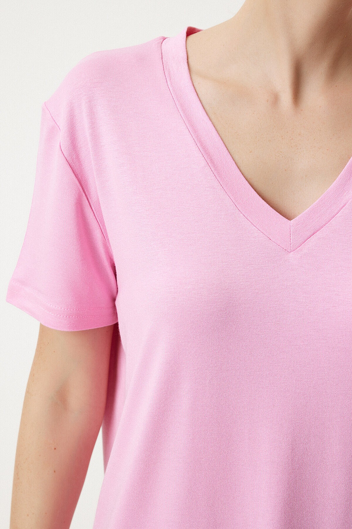 V Yaka Basic Viskon T-shirt PEMBE LEN0001