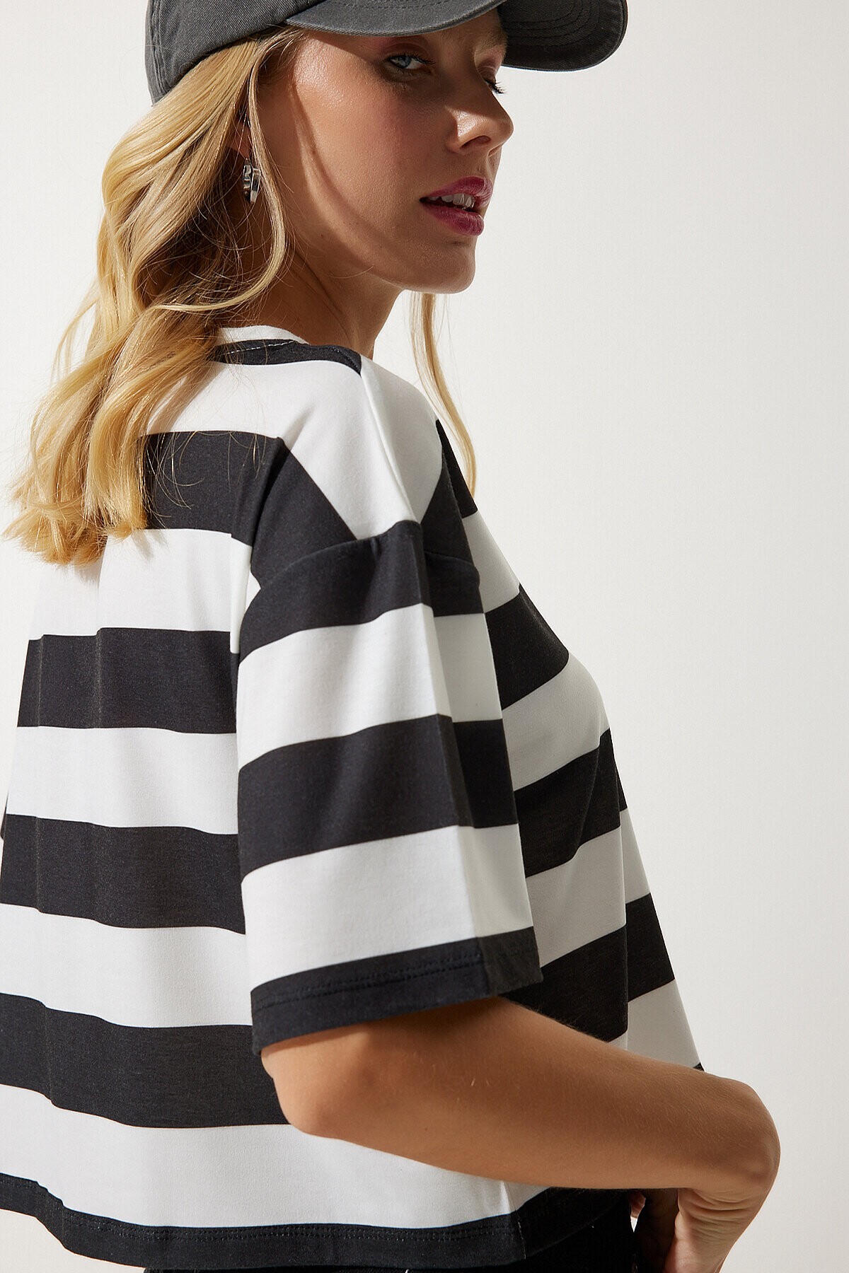 Bisiklet Yaka Çizgili Crop Örme T-shirt BEYAZ SİYAH LHF0007