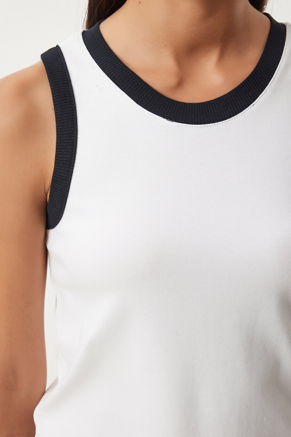 Kolsuz Kontrast T-Shirt BEYAZ LNJ0002