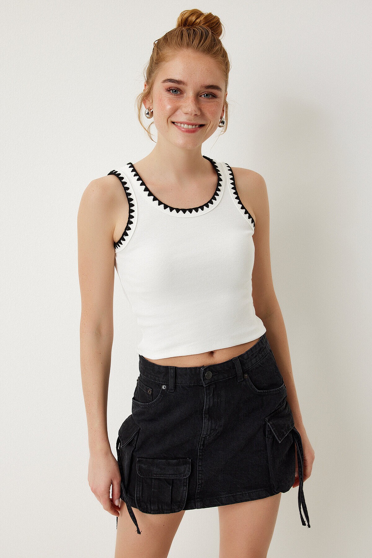 İşleme Detaylı Askılı Örme Bluz BEYAZ LHF0003