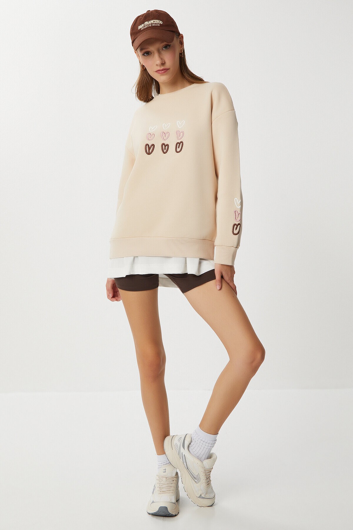 Kalp Nakışlı Şardonlu Sweatshirt KREM LOW0018