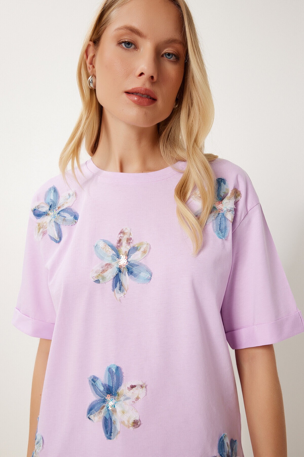 Çiçek İşlemeli Yırtmaçlı Örme T-shirt LİLA LMP0010