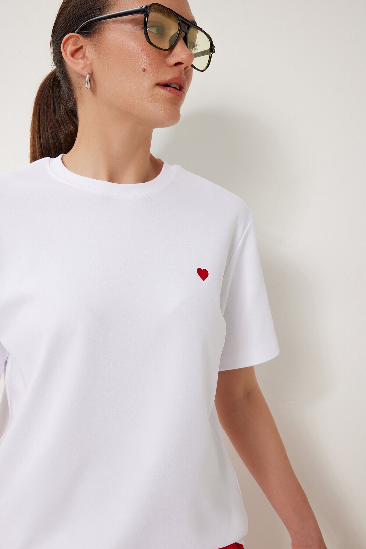 Kalp Nakışlı Pamuklu Örme T-shirt BEYAZ LUS0145
