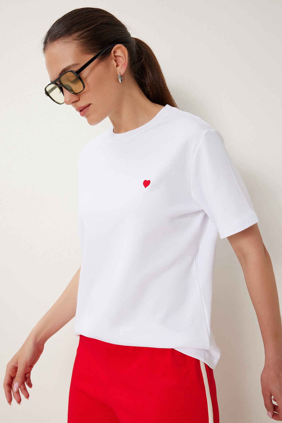 Kalp Nakışlı Pamuklu Örme T-shirt BEYAZ LUS0145