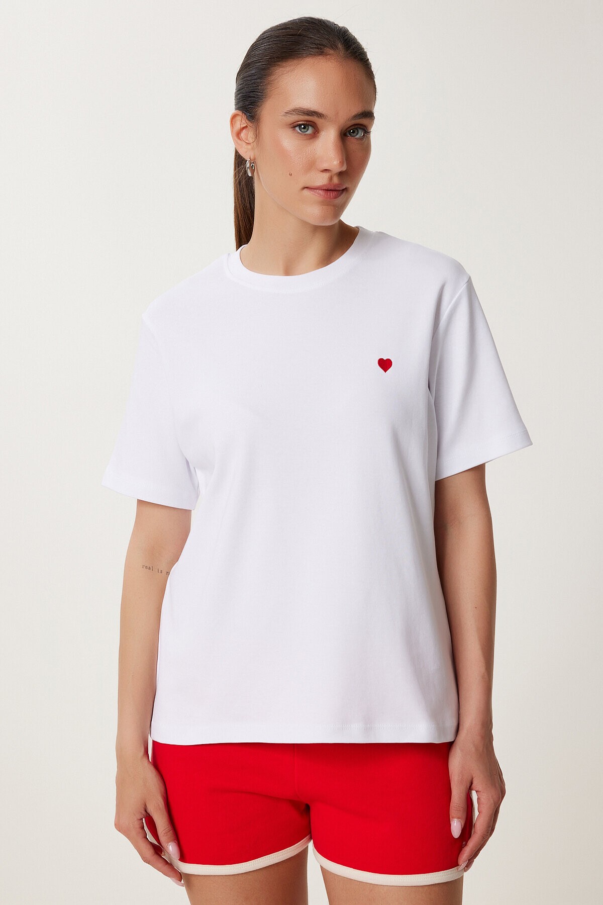 Kalp Nakışlı Pamuklu Örme T-shirt BEYAZ LUS0145