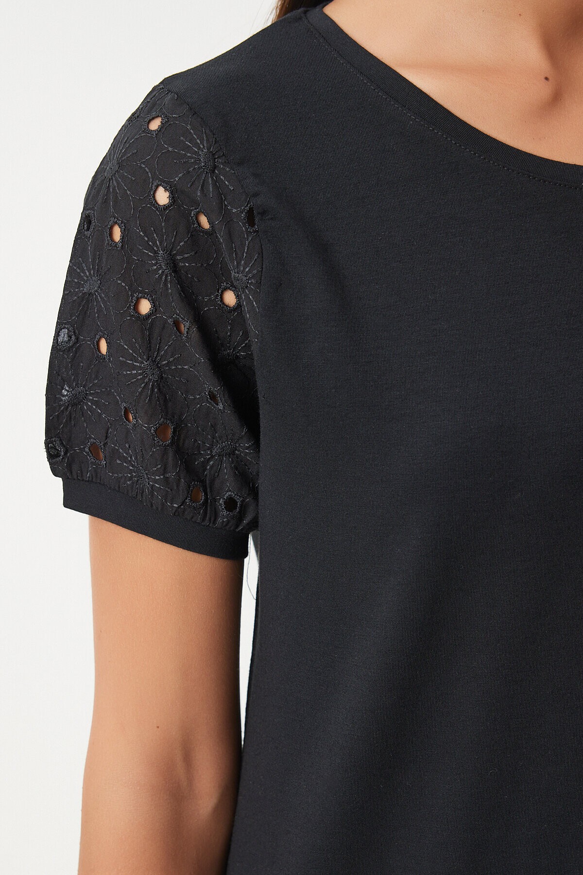 Güpür Kollu Pamuklu Basic Örme T-shirt SİYAH LVF0001