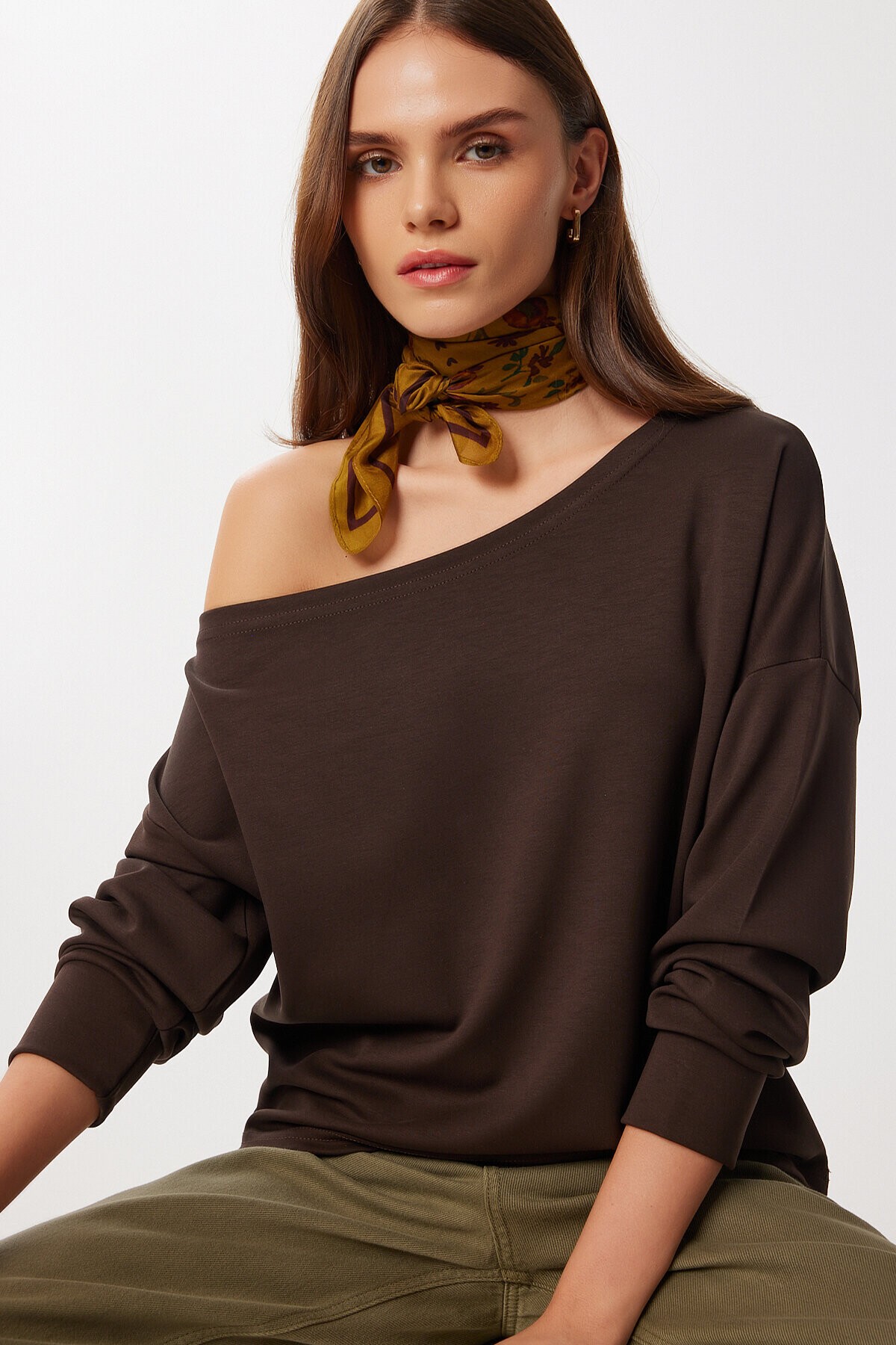 Açık Omuzlu Yumuşak Modal Sweatshirt KAHVERENGİ LUB0252