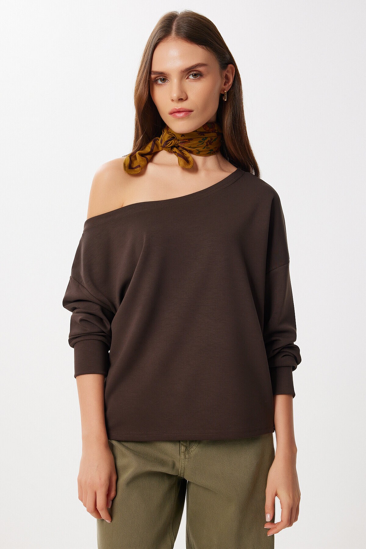 Açık Omuzlu Yumuşak Modal Sweatshirt KAHVERENGİ LUB0252
