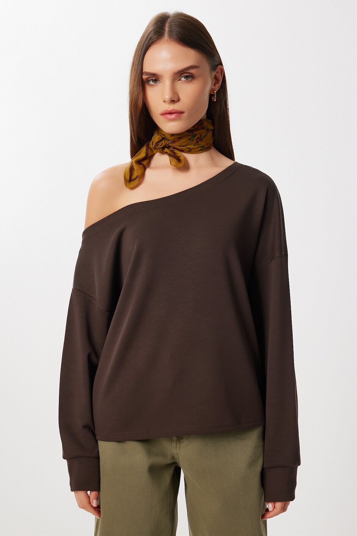 Açık Omuzlu Yumuşak Modal Sweatshirt KAHVERENGİ LUB0252