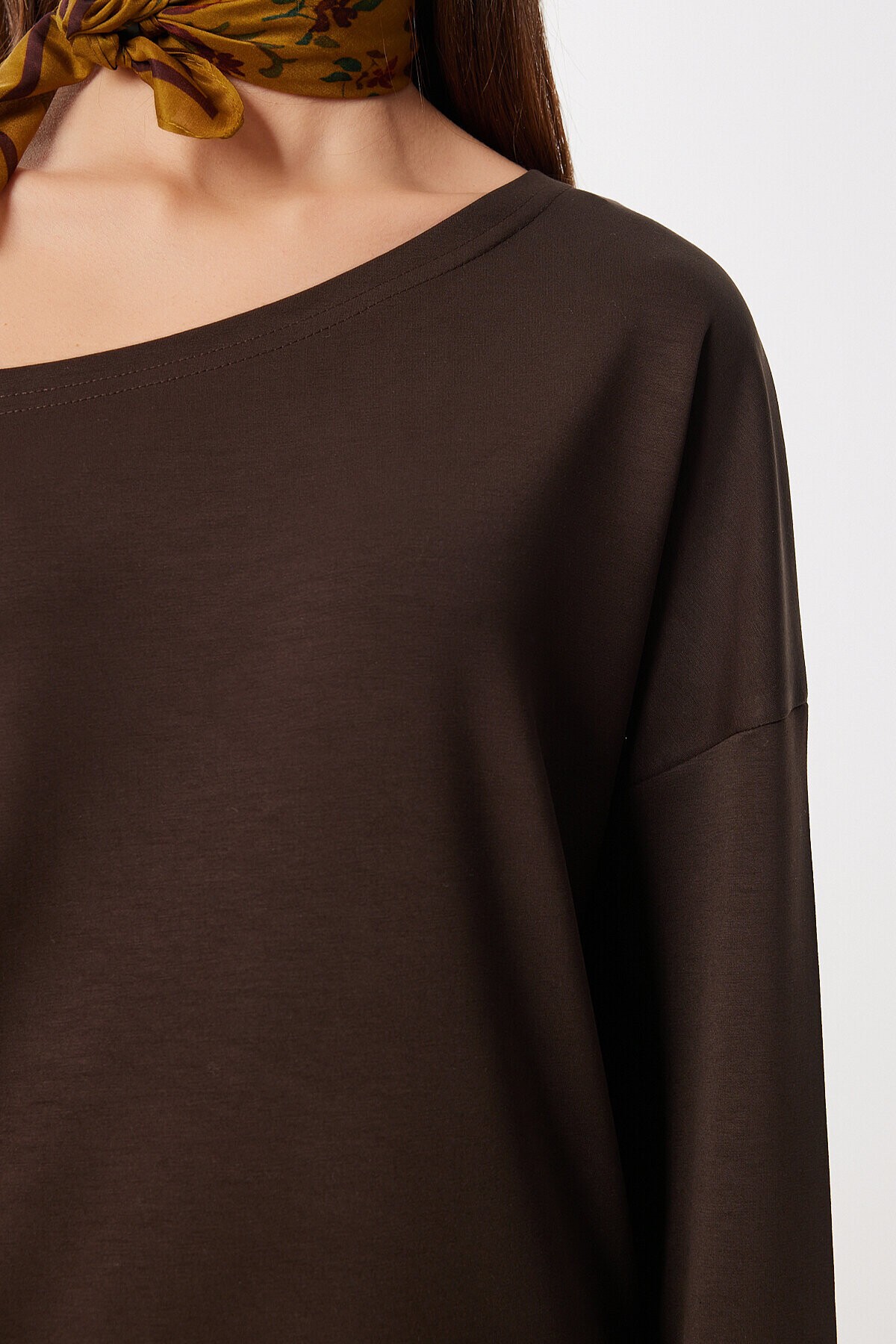 Açık Omuzlu Yumuşak Modal Sweatshirt KAHVERENGİ LUB0252