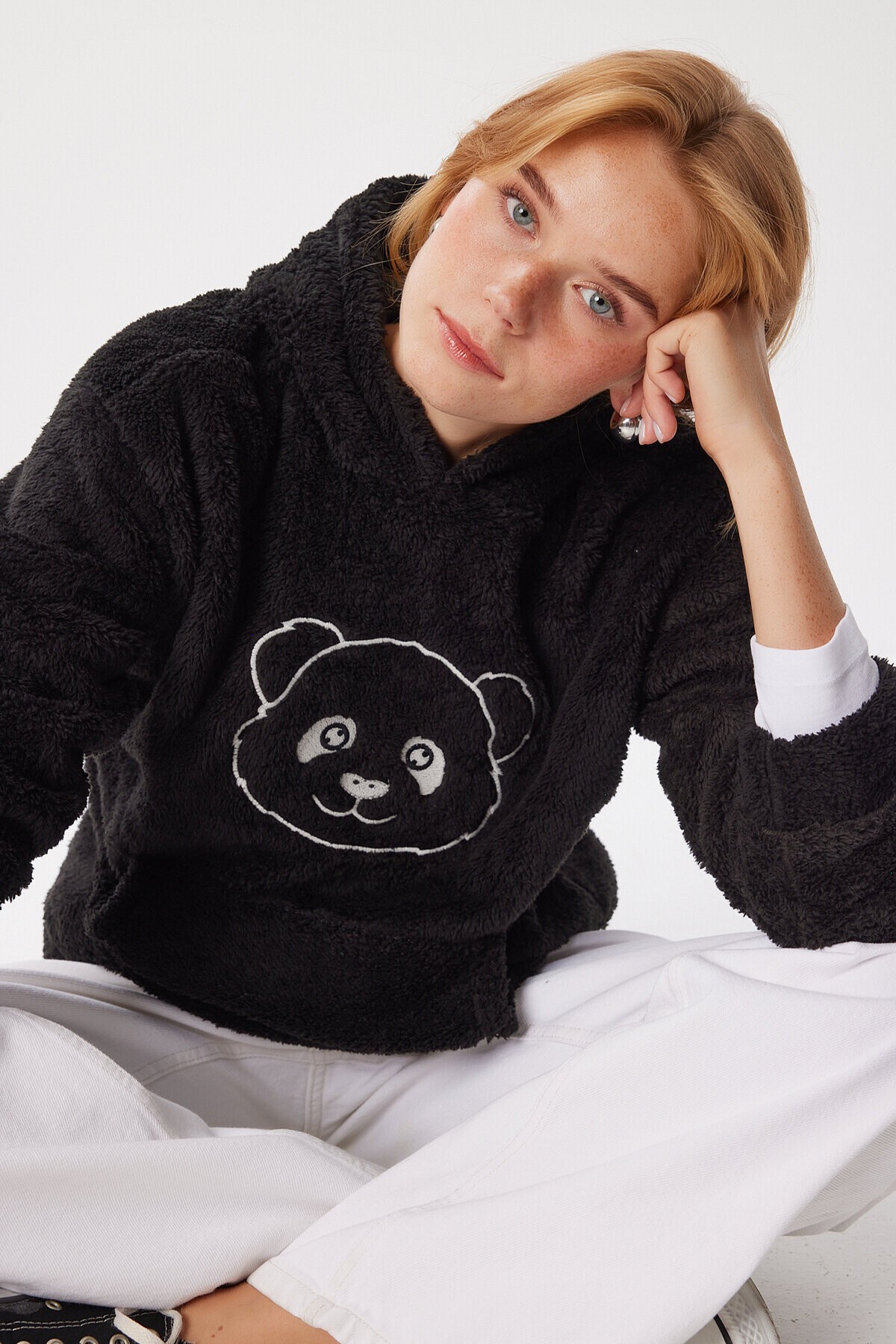 Kapüşonlu Nakış İşlemeli Peluş Sweatshirt SİYAH LZV0024