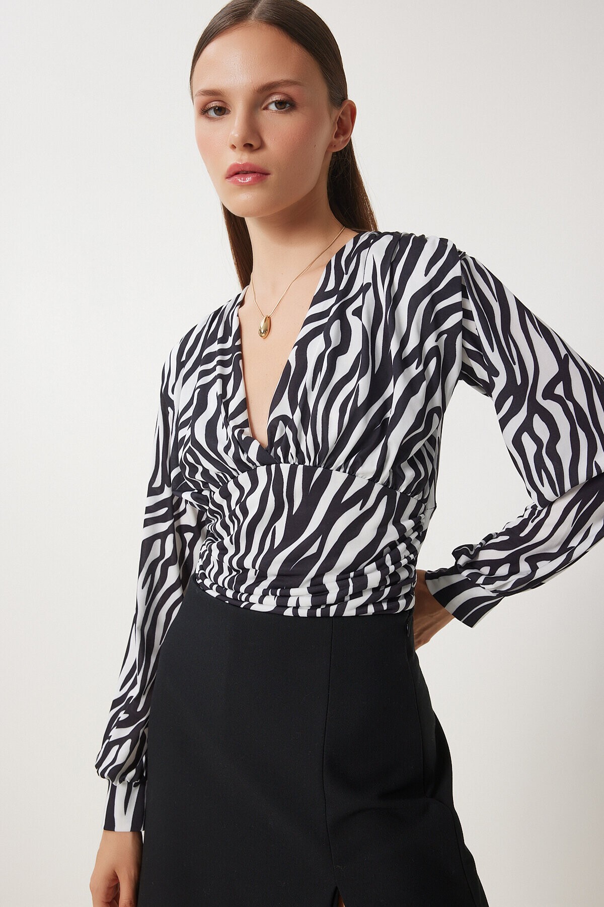 Zebra Desenli V Yaka Büzgülü Örme Bluz SİYAH BEYAZ LZH0008