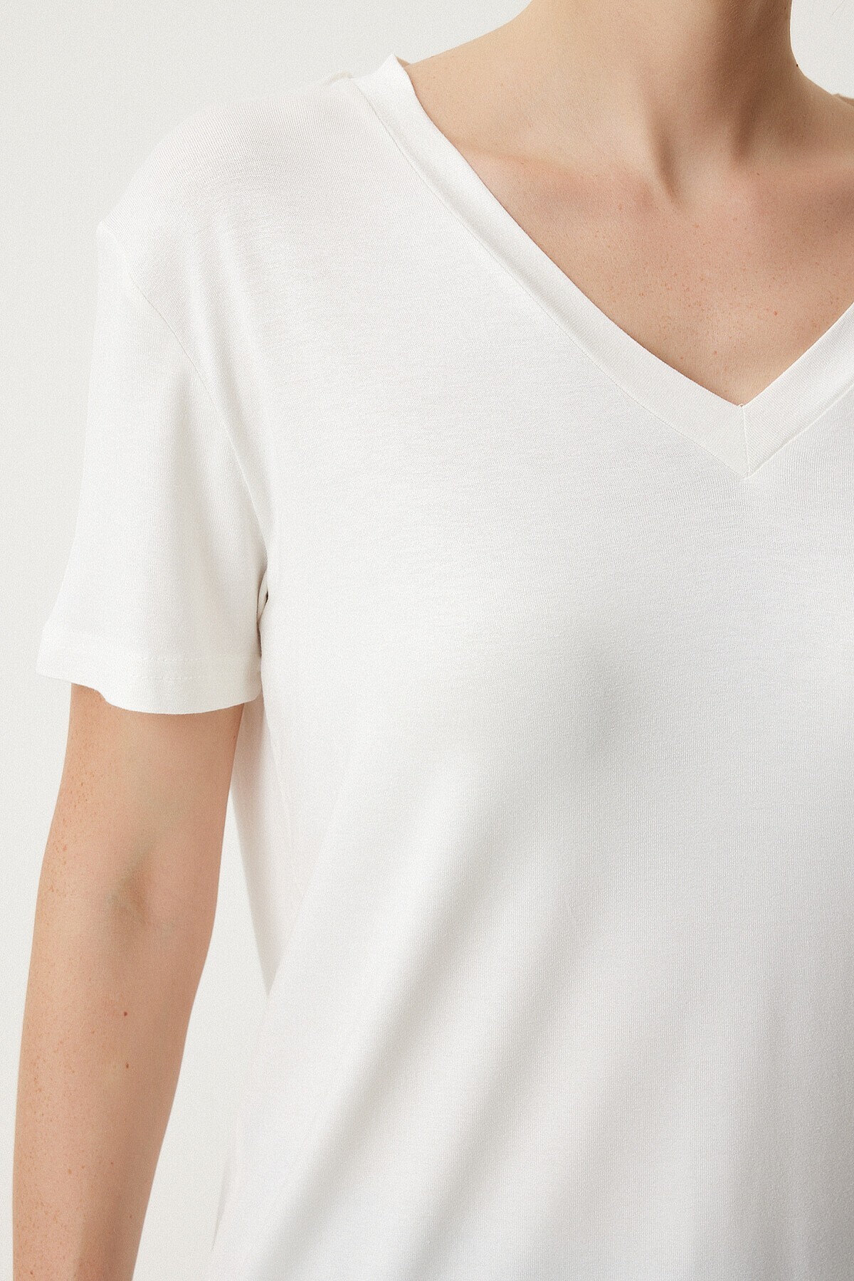 3’lü Paket V Yaka Basic Viskon T-shirt KOYU MAVİ KOYU PEMBE EKRU LRN0069