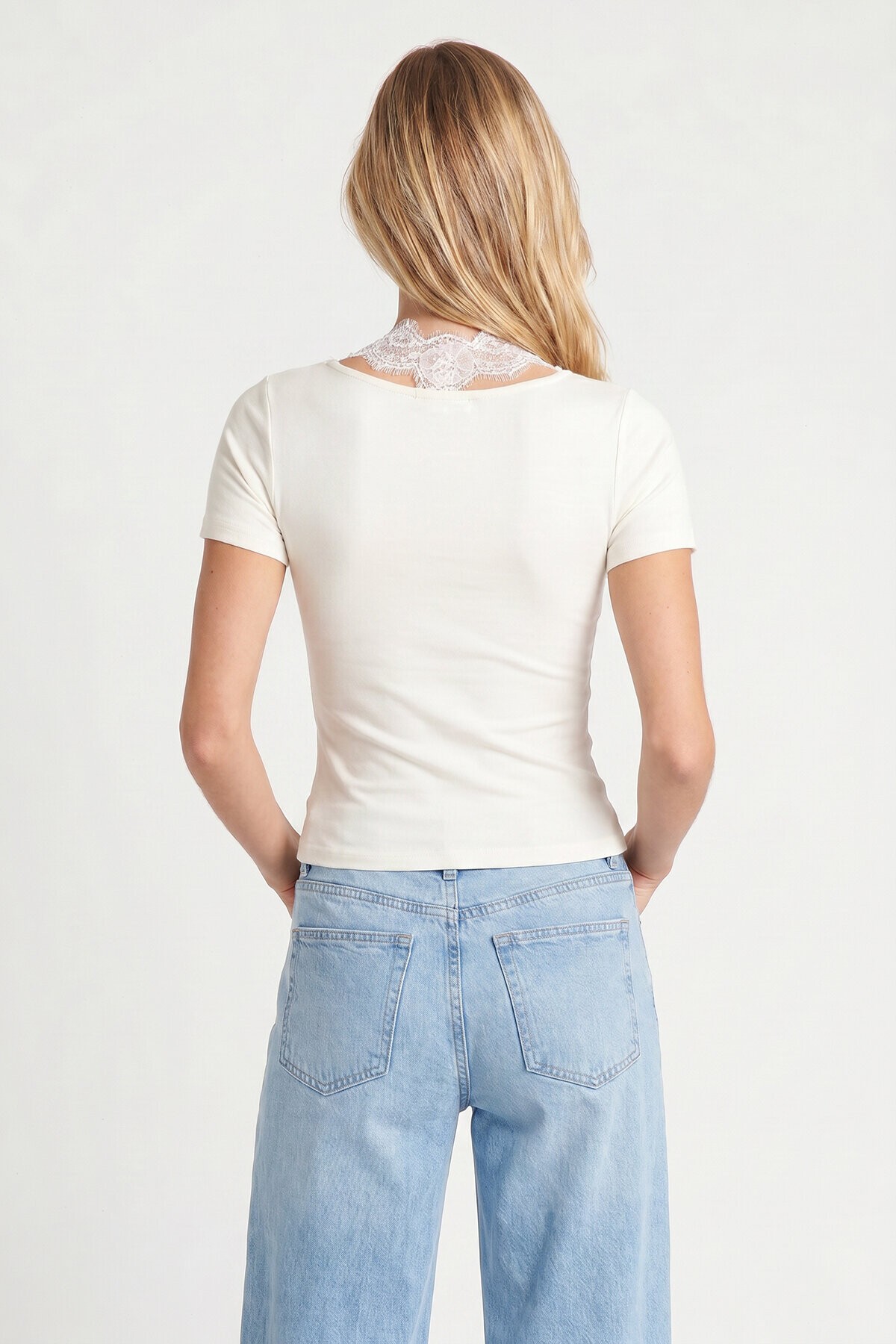 Dantelli Boyundan Geçmeli Örme T-shirt EKRU LMW0035