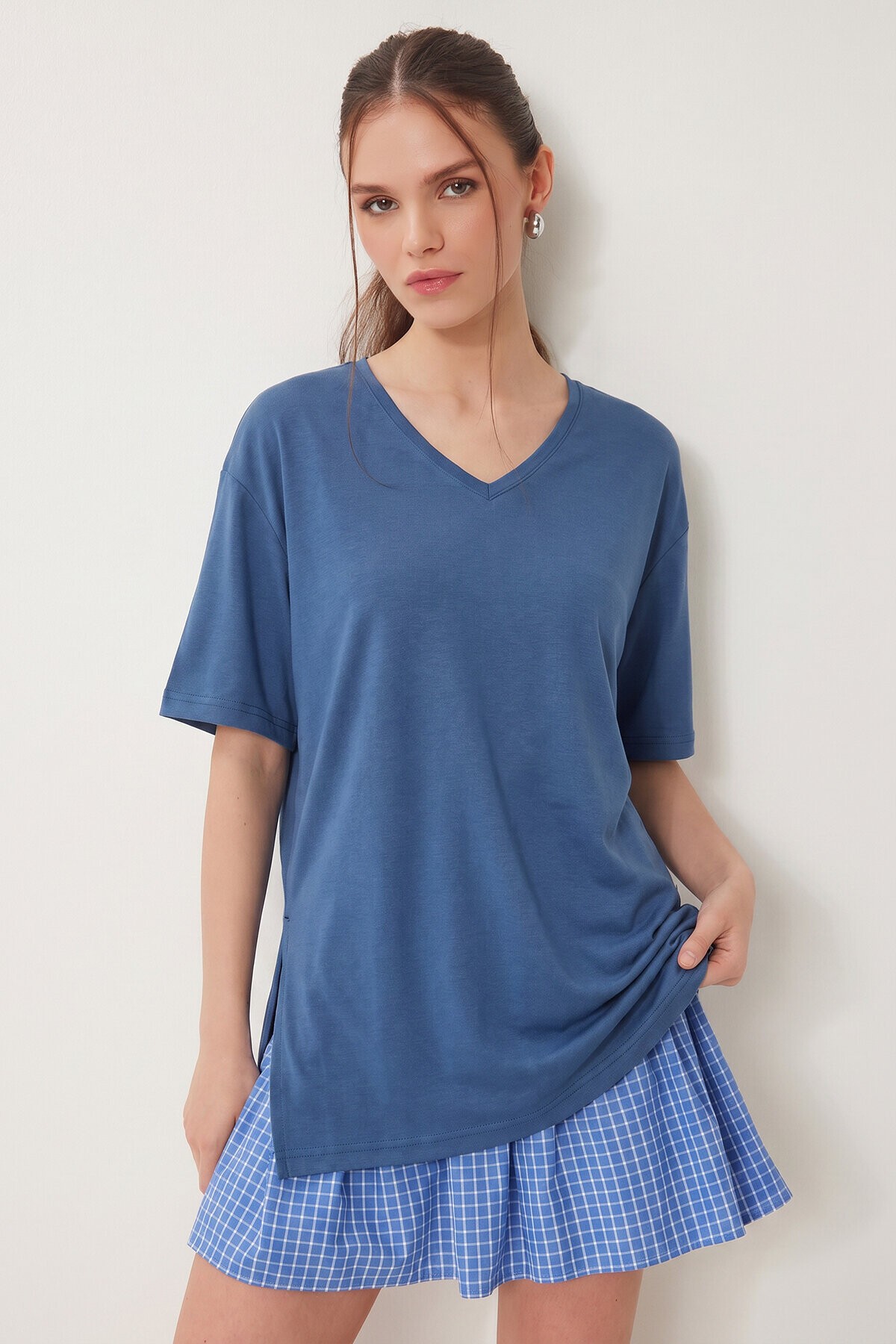 V Yaka Yırtmaçlı Viskon T-shirt KOBALT MAVİ LRN0039