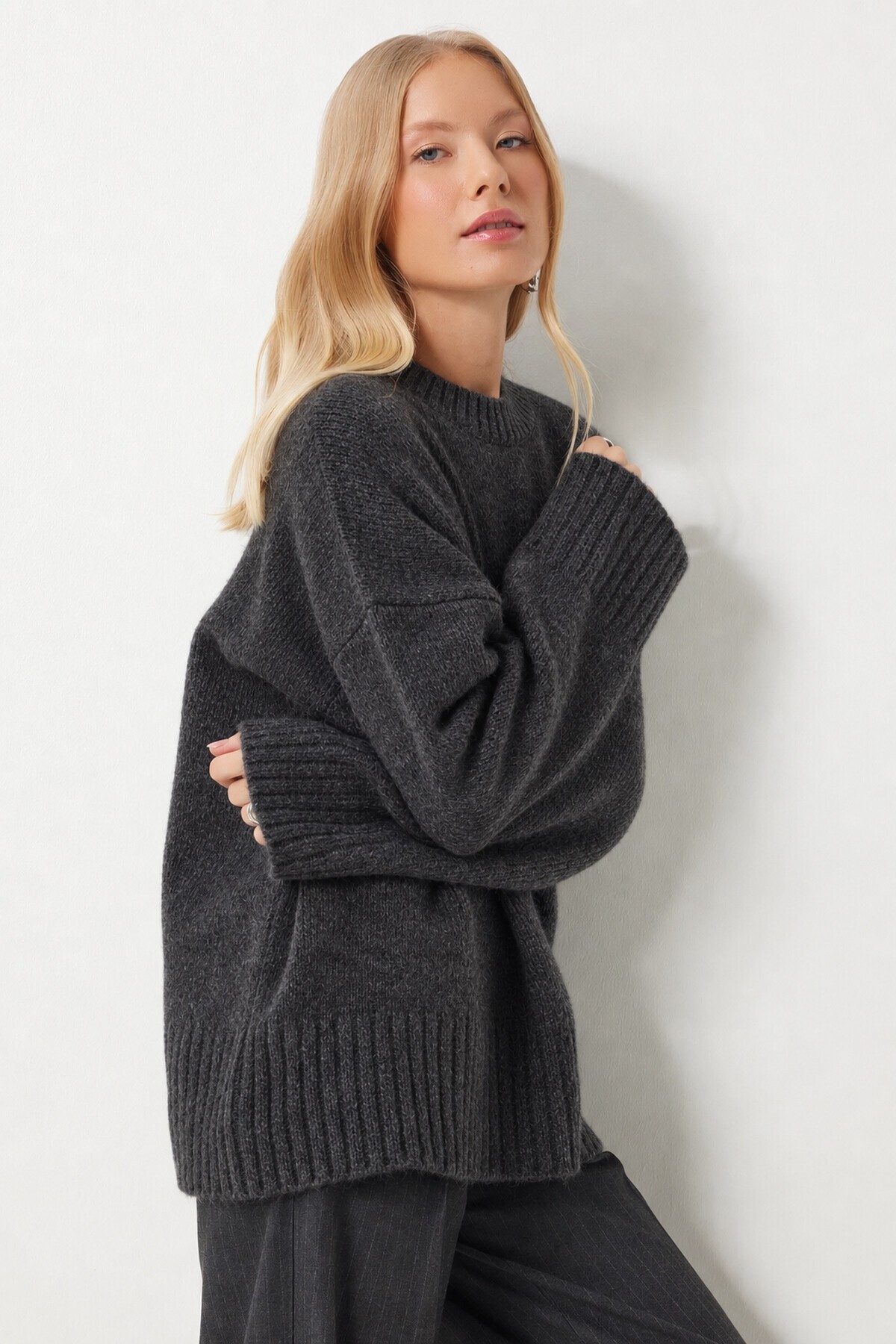 Yumuşak Dokulu Oversize Triko Kazak ANTRASİT LPF0063