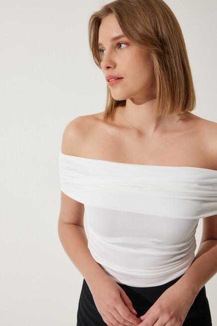 BÜZGÜLÜ AÇIK OMUZLU SANDY BLUZ