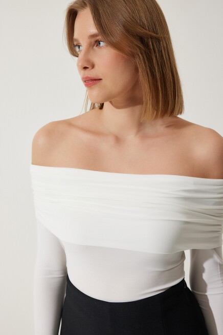 OMUZLARI AÇIK BÜZGÜ DETAYLI BLUZ