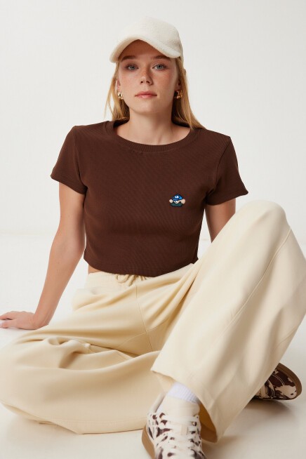 Ayıcık Nakışlı Fitilli Örme Crop T-shirt KAHVERENGİ LZH0015
