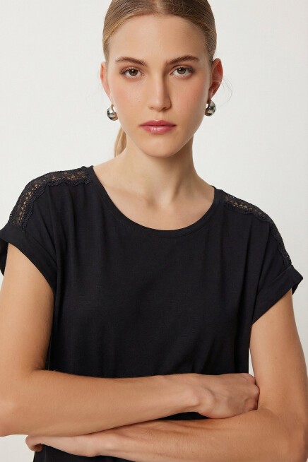 Güpür Detaylı Viskon T-shirt SİYAH LRN0006