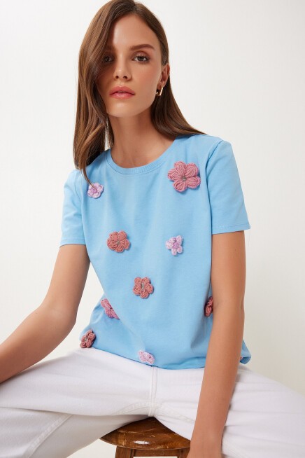 Çiçek Aksesuarlı Pamuklu Esnek Örme T-shirt MAVİ LVW0007