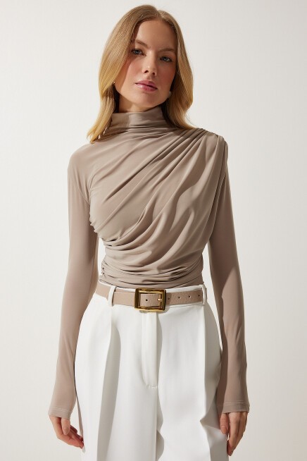 BÜZGÜ DETAYLI DİK YAKA SANDY BLUZ