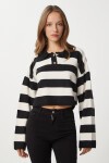 Şık Düğmeli Yaka Çizgili Crop Triko Kazak SİYAH KREM LBV0020